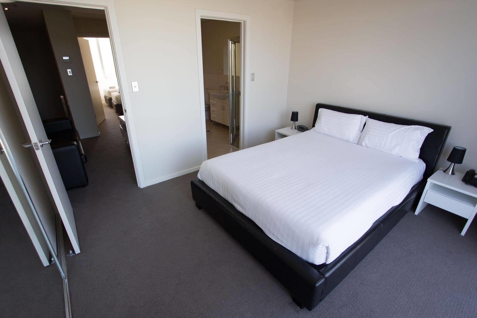 Mawson Lakes Hotel 4*